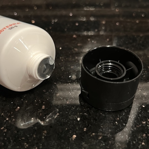 💕3/$20 - Doterra OnGuard toothpaste
Select 3/20 items from my closet- offer $20 - Picture 4 of 4